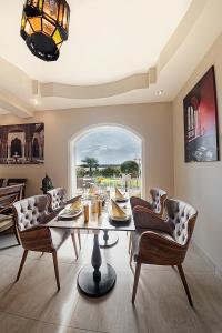 塔塔Casablanca Panzió的一间带桌椅和窗户的用餐室