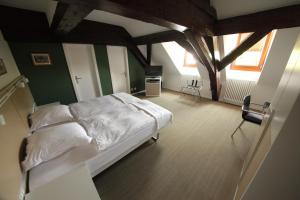 普朗然阿尔贝其普拉金斯酒店的卧室配有白色的床和2把椅子