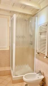 罗马库尔罗马公寓的带淋浴、卫生间和盥洗盆的浴室