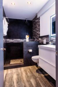 辛普森湾Commodore Suites的一间带卫生间和水槽的浴室