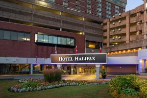 哈利法克斯Hotel Halifax的前面有酒店清真标志的建筑