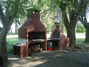 露营地提供给客人使用的烧烤设施