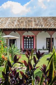 科米坦德多明格斯Hotel Casa Delina的房屋设有瓷砖屋顶和庭院