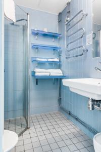 拉蒙德贝里耶Ramundbergets Fjällgård的蓝色的浴室设有水槽和淋浴