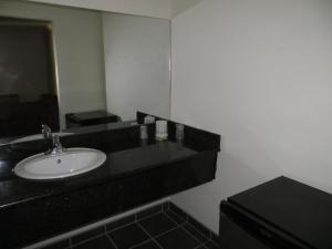 奥克兰奥克斯汽车旅馆的一间带水槽和镜子的浴室