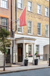伦敦The Prince Akatoki London的大楼前悬挂的红旗