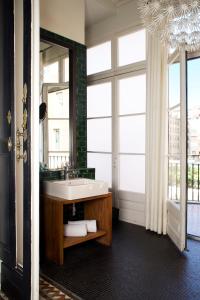 巴塞罗那兰布拉普拉提克酒店的一间带水槽和大镜子的浴室