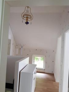 奥尔登堡Gartenblick的白色的厨房,配有窗户和吊灯