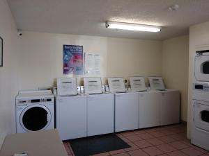 阿尔伯克基InTown Suites Extended Stay Albuquerque NM的洗衣房配有一排洗衣机和烘干机