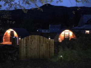 斯特拉西尔Strathyre Camping Pods的两栋带灯的圆形房屋的夜景