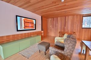 索尔达Bed & Breakfast Hotel Nives的客厅配有沙发和墙上的电视