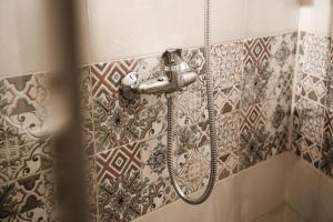 梁赞Sleep House Рязань的浴室的墙壁上设有瓷砖,浴室内则设有淋浴。