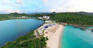 Five Islands VillageRoyalton Antigua, An Autograph Collection All-Inclusive Resort的享有海滩和海洋的空中景致