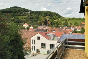 莱因斯韦勒Ferienwohnung "Burgpanorama" in der Südpfalz的从房子屋顶上欣赏太阳能电池板的景色