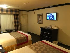 安大略安大略机场华美达酒店的酒店客房设有两张床和一台平面电视。