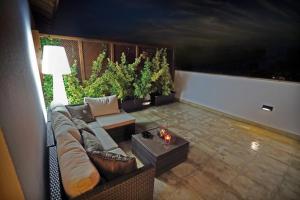 苏安塞斯托雷昆塔纳酒店的带沙发和桌子及植物的客厅
