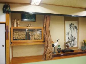 鹤冈市羽黒馆酒店的一间有假树架的房间