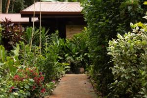 TeavaroHaere Mai I Te Fare的种满了植物的花园,一座建筑