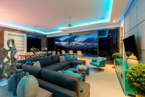 卡塔海滩Villa Omari 5Bedroom with pool的带沙发和电视的客厅