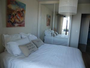 里昂Jolie chambre à louer - Vue Imprenable的卧室配有白色的床和镜子
