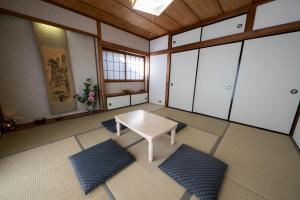 镰仓市Taro's House Kamakura Hase的空房间,有桌子和窗户