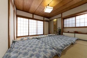 Taro's House Kamakura Hase客房内的一张或多张床位