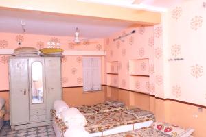 比卡内尔加玛维拉斯旅馆的带两张床和镜子的客房