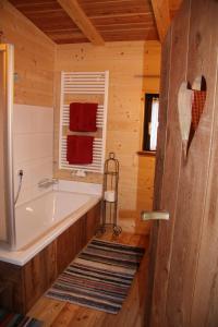 麦尔迪娜诺伊舍茨霍夫酒店的一间位于小木屋内的带浴缸的浴室