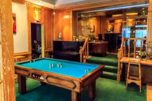 奥斯坦德太平洋酒店的台球室设有台球桌和钢琴