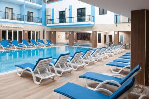圣保罗湾城欧罗俱乐部酒店的一个带躺椅的游泳池和一个游泳池