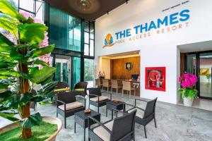 查龙The Thames Pool Access Resort & Villa - SHA Extra Plus的 ⁇ 玛斯酒店石棉室的等候室