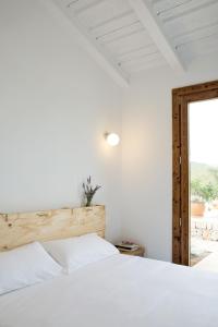 克罗姆港Sa Nau Agroturismo - Adults Only的卧室配有白色的床和窗户。