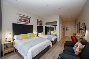 伦敦德里The James Suites的一间带两张床和一张沙发的大卧室