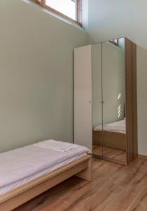 加尔格日代Miego namai的一间卧室配有一张床和镜子