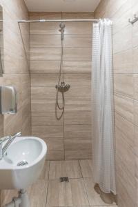 加尔格日代Miego namai的带淋浴和白色盥洗盆的浴室