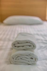 加尔格日代Miego namai的床上的一大堆毛巾