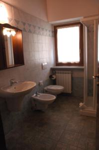 克拉维埃克拉瑞酒店的一间带两个盥洗盆、卫生间和窗户的浴室