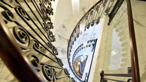 波德戈里察子牙酒店的大楼内带镜子的螺旋楼梯