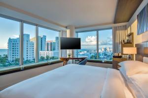 迈阿密海滩迈阿密南海滩凯悦中心酒店的酒店客房设有一张床和一个大窗户