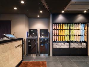 东京Super Hotel Premier Akihabara的客房设有2台冰箱和带毛巾的台面。