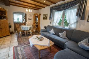 阿德瑙Schwallenberg 2的客厅配有蓝色的沙发和桌子