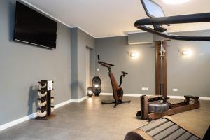宾茨Villa Oestereich的健身房设有2辆健身自行车和平面电视
