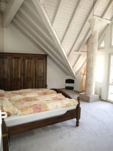 NesslauZwinglis Ferienwohnung的一间大客房内设有一张大床的卧室