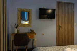 卡拉马塔Central Rooms的一间卧室配有镜子和桌椅