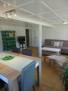 NesslauZwinglis Ferienwohnung Klärli的客厅配有桌子和沙发