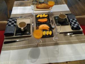 布鲁日斯皮尔曼斯瑞住宿加早餐酒店的餐桌,带食物盘和橙汁杯