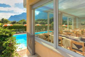 托尔博莱罗马酒店的从度假村的阳台上可欣赏到游泳池的景色