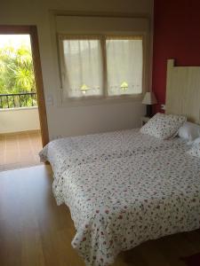 Quintueles罗斯奥贝托斯酒店的一间卧室设有一张床和一个窗口