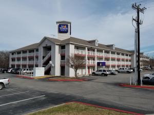 圣安东尼奥InTown Suites Extended Stay San Antonio TX - Leon Valley North的一座大建筑,上面有标志