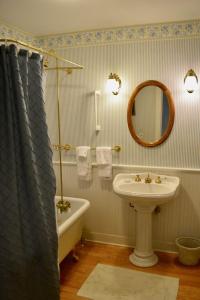 林肯维尔维多利亚海边住宿加早餐旅馆的一间带水槽、浴缸和镜子的浴室